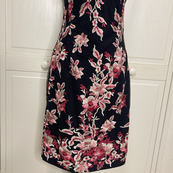 WHBM Embroidered Floral Mesh Sheath Dress Black/Pink Size 4 Flattering - Picture 3 of 12